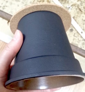 黒く塗装した100均プランター