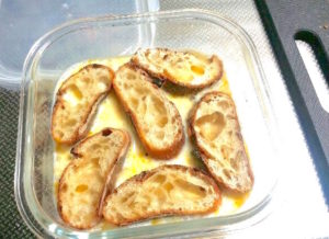 フレンチトーストを作るのでバケットを卵液につける