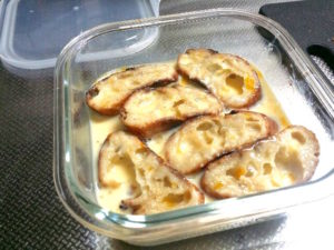 卵液に裏返して浸したフレンチトーストのバケット