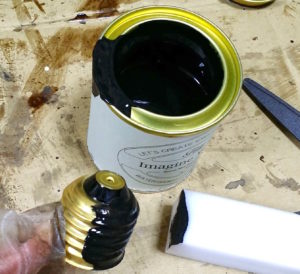 電球瓶を黒に塗装する