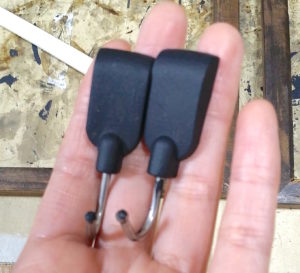 100均のフックを黒く塗装