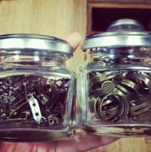 瓶に小分け収納したハンドメイドアクセサリーのパーツ