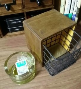 木箱の中にワイヤーカゴをはめる