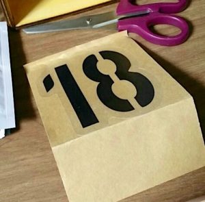 クラフト用紙にステッカーを貼る