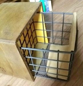 クラフト用紙をワイヤーカゴの中に立てる