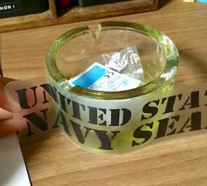 ステッカーを灰皿に貼る