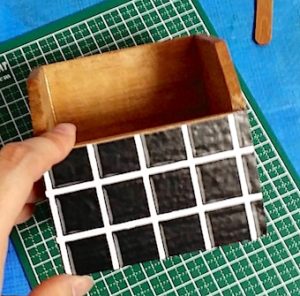 木箱正面に貼ったリメイクシート
