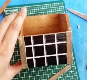 木製スティックで木枠を貼り付ける