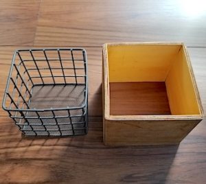 セリアのワイヤーカゴと木箱