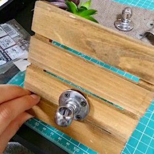 下穴を使って金具を取り付ける