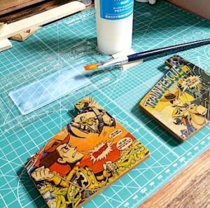 デコパージュにトップコートのニスを塗る