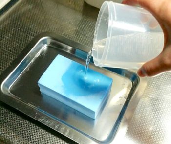超吸水スポンジに水をかける