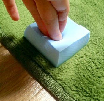 スポンジを押し当てる
