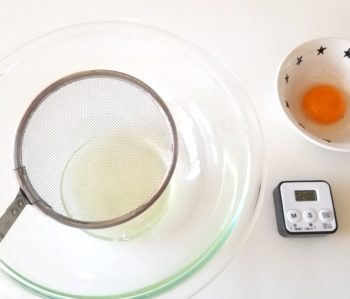 湯切りでメレンゲ作り