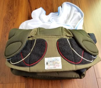 エルゴベビーを丸めてバックルをとめる