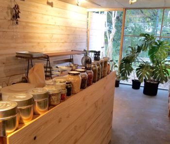 熊取町のドーナツ屋SOSOSOWの店内