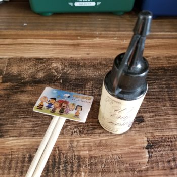レジンでコーティングする時は割り箸に貼る